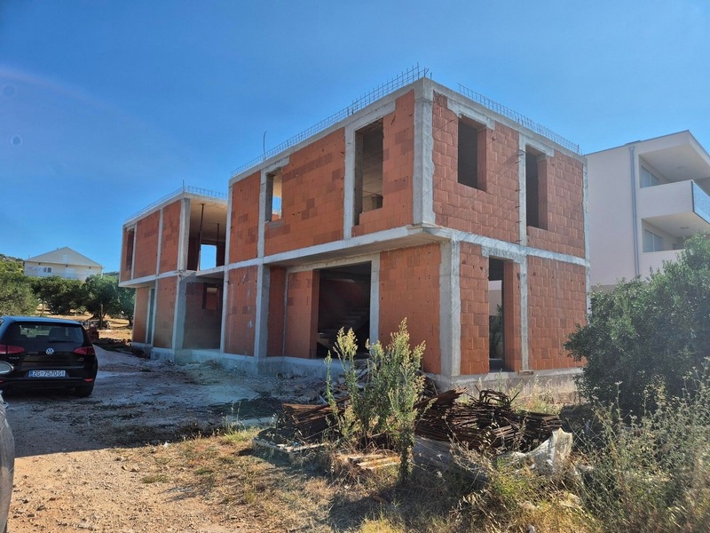 Stan surowy budowy domów w zabudowie bliźniaczej H2799, które są na sprzedaż w Chorwacji.