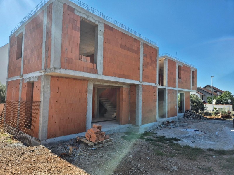 Widok boczny budynku w stanie surowym.