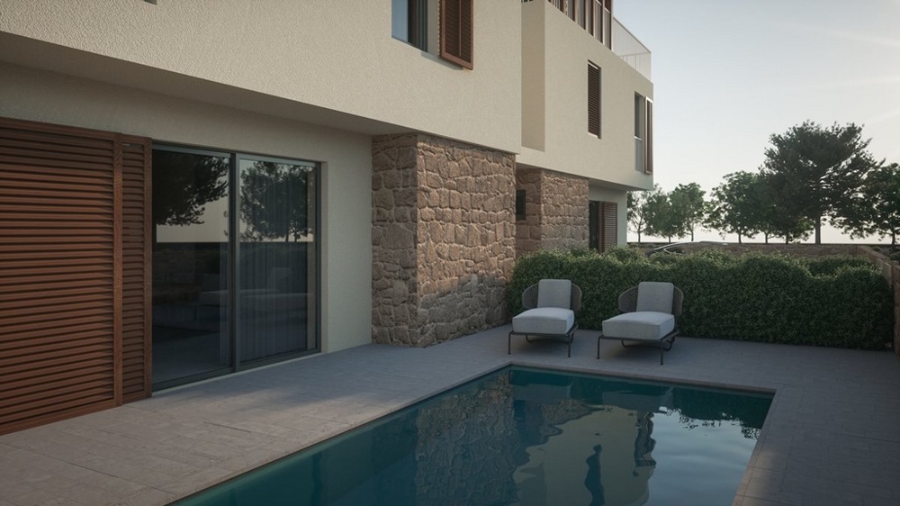 Basen i taras nowego budynku na zewnątrz.