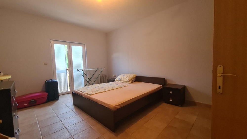 Duża sypialnia z oknem