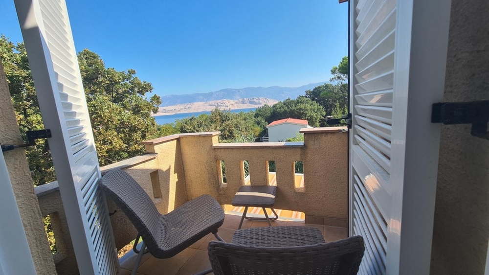 Taras z widokiem na morze 130 metrów dalej - wyspa Pag