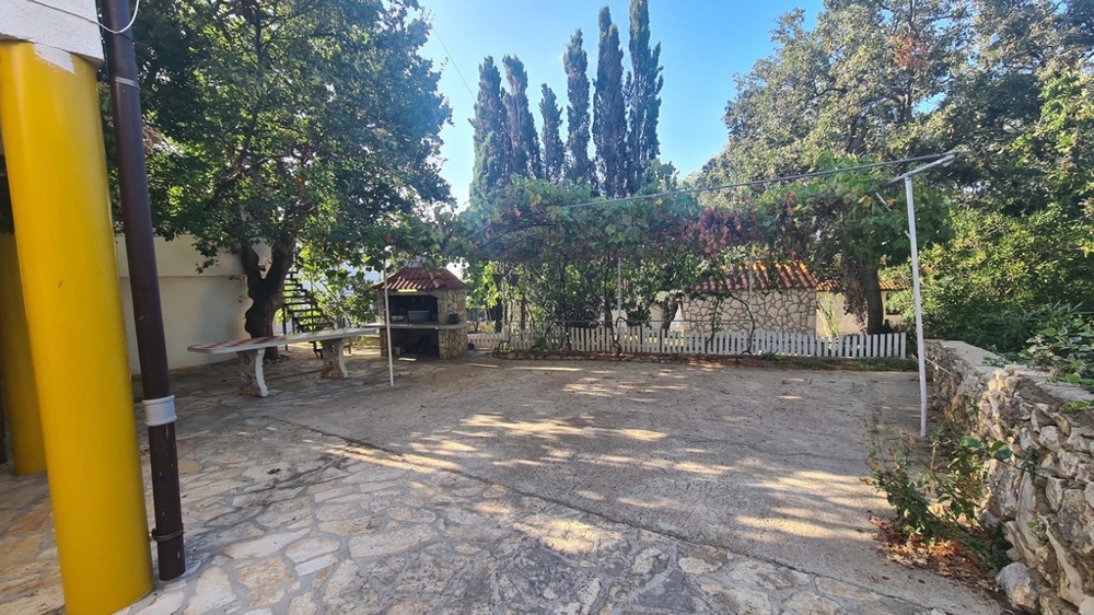 Duży ogród z grillem i łącznie 8 miejsc parkingowych