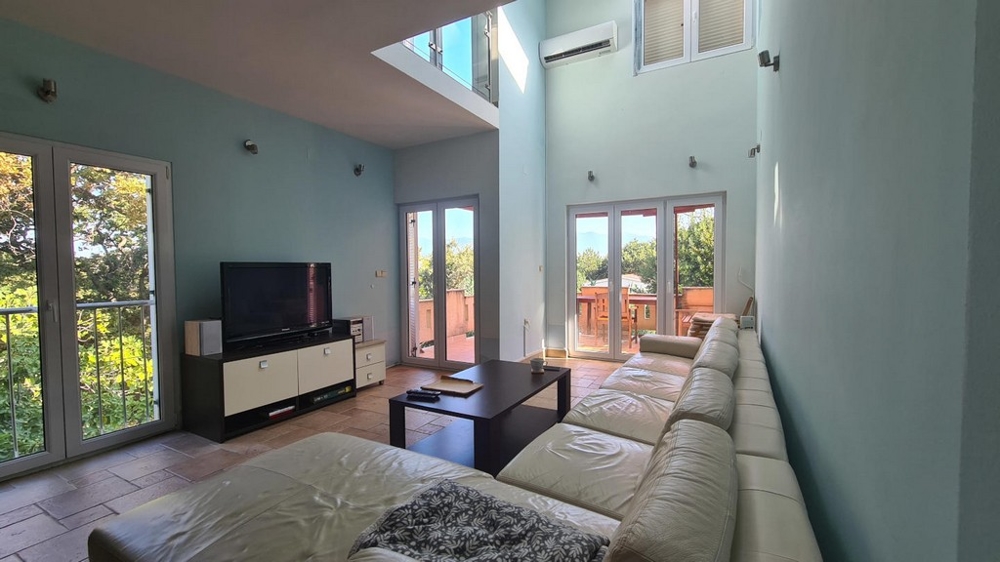 Jasny salon z wyjściem na ogród i taras