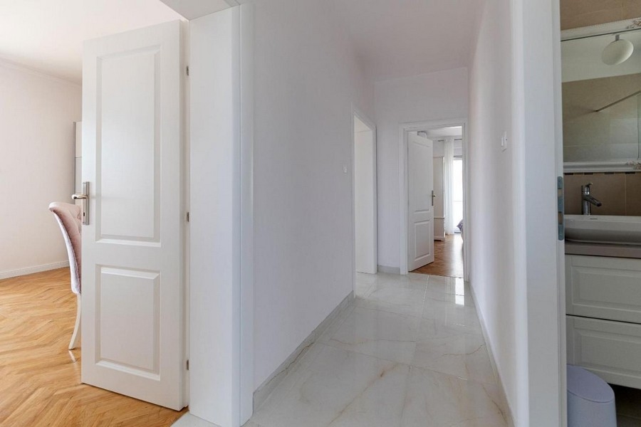 Jasny i duży korytarz