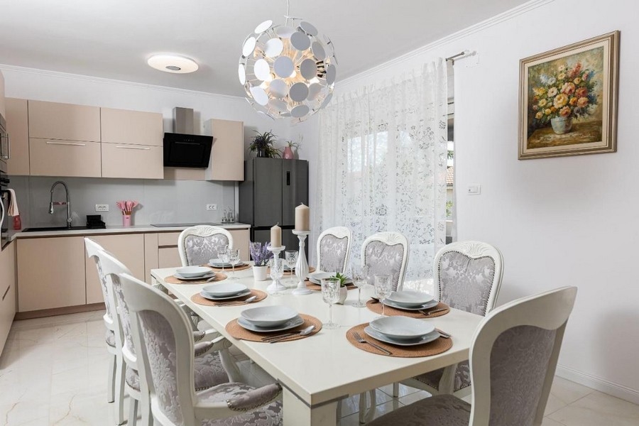 Jasna kuchnia z jadalnią i otwartym salonem