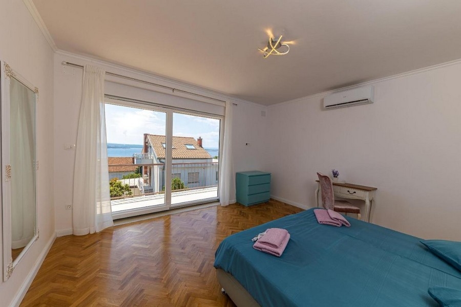 Duża sypialnia z widokiem na morze i balkonem
