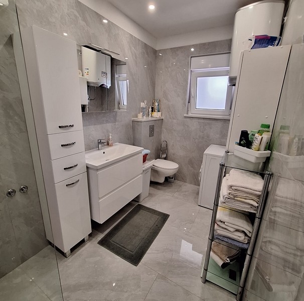 Nowoczesna łazienka z oknem