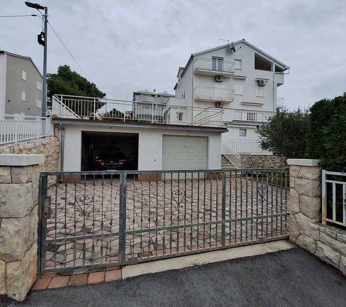 Dom z podwójnym garażem i ogrodzonym podwórkiem