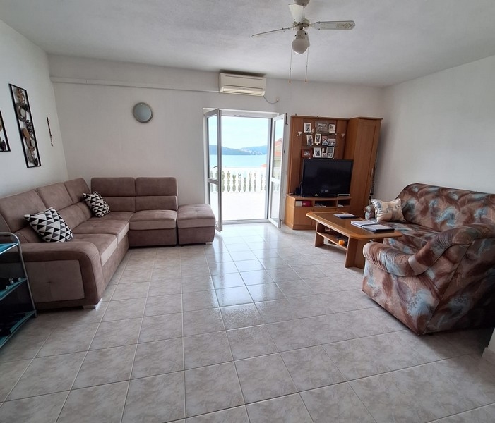 Pokój dzienny z wyjściem na taras z widokiem na morze - H2814