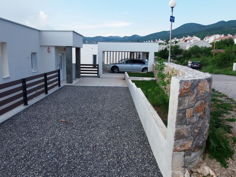 Nieruchomość z ogrodem i 3 miejscami parkingowymi przed domem