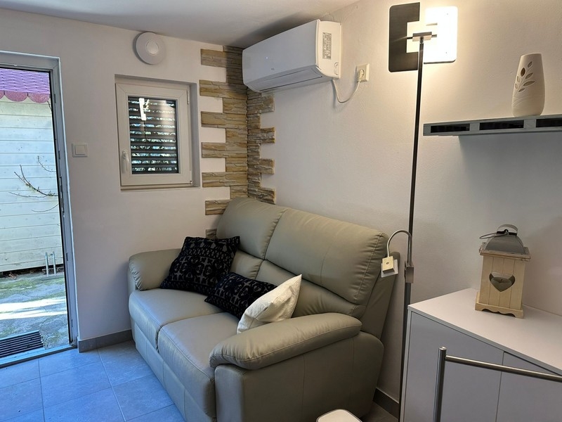 Klimatyzowany salon z wyjściem na taras i widokiem na morze