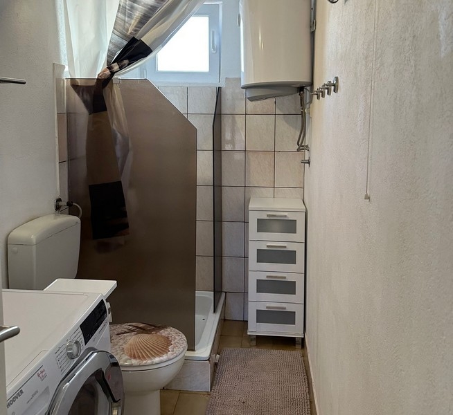 Łazienka z oknem i prysznicem