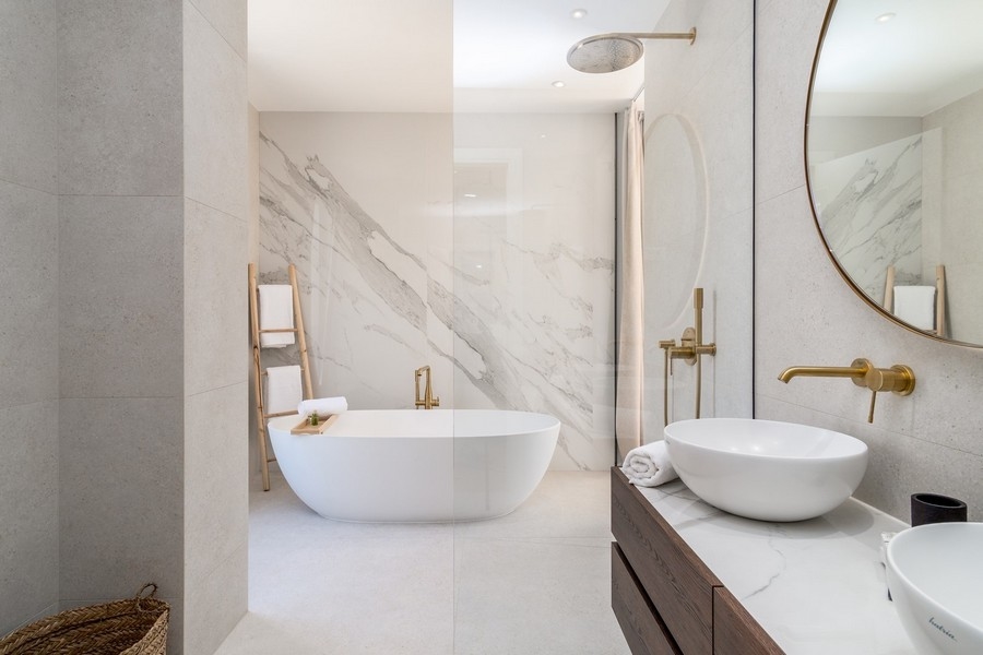 Łazienka z wolnostojącą wanną