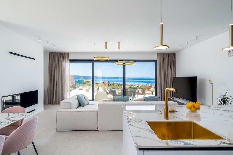 Przestronny taras z widokiem na basen i morze