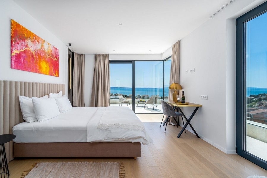 Sypialnia z dużymi oknami i widokiem na morze