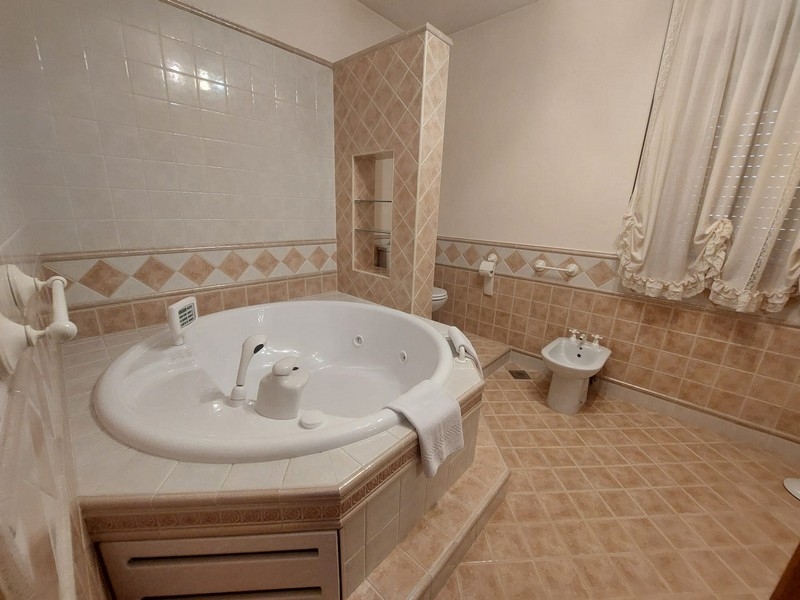 Łazienka z jacuzzi.