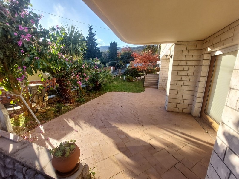 Taras na parterze willi H2827 w Lovran w Chorwacji - Panorama harcerska.