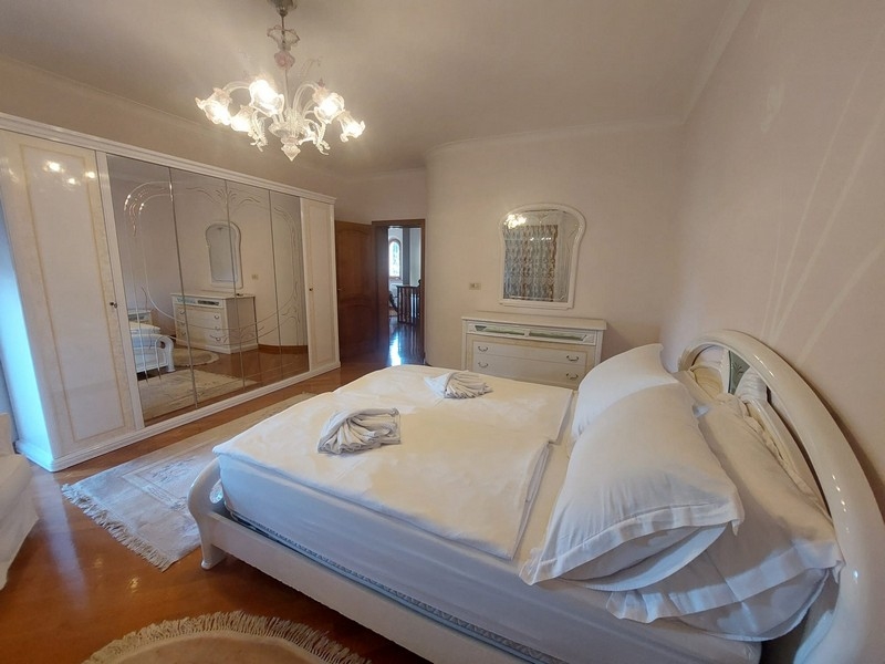 Przytulna sypialnia z podwójnym łóżkiem.