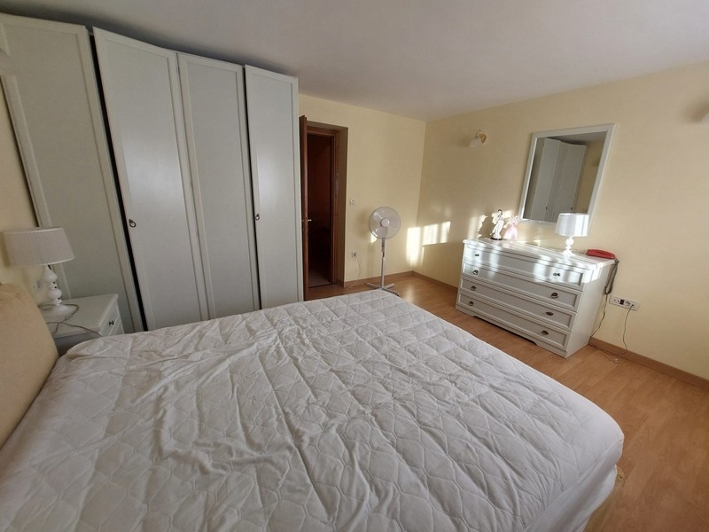 Przestronna sypialnia.