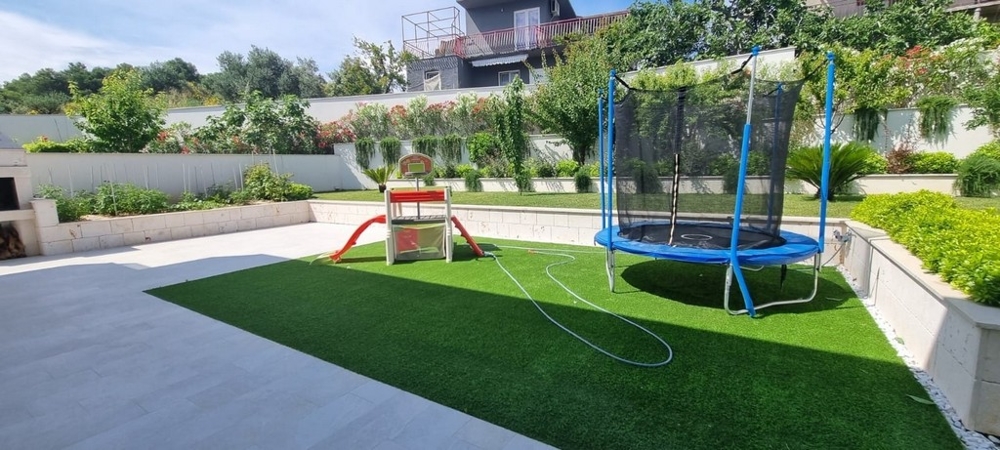 Prywatny plac zabaw w ogrodzie