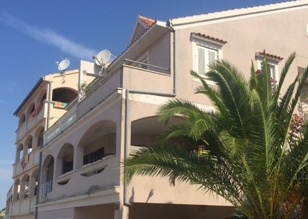 Fasada domu apartamentowego w Chorwacji - okazja inwestycyjna przy zakupie domu w Chorwacji