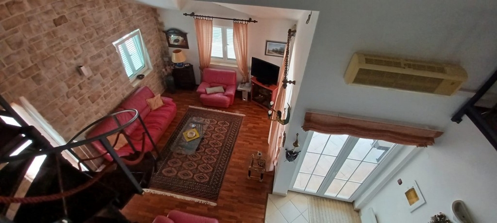 Przestronny i stylowy salon - kup swój przyszły dom w Chorwacji