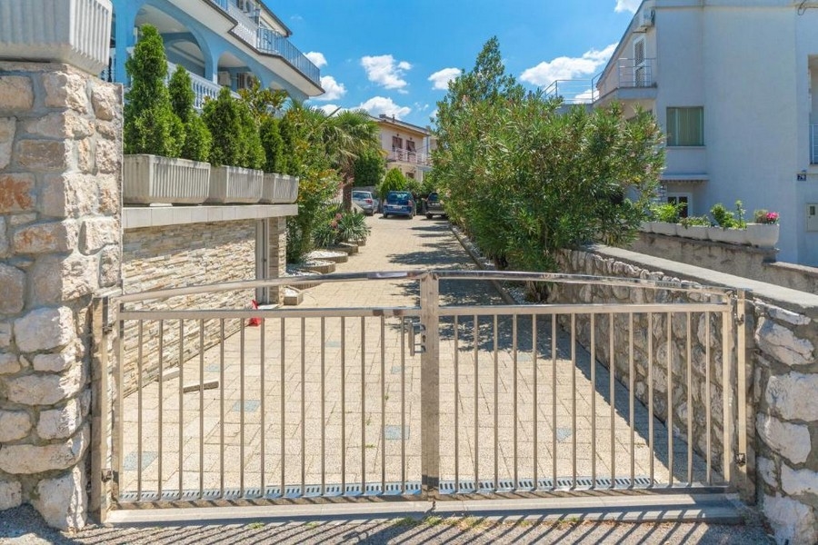 Ogrodzone wejście na dziedziniec