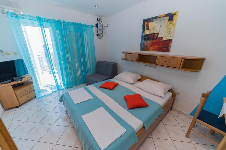 Zadbane pokoje dzienne i sypialne z wyjściem na balkon