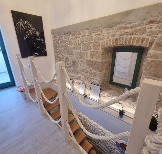 Jasny korytarz z wyjściem na balkon