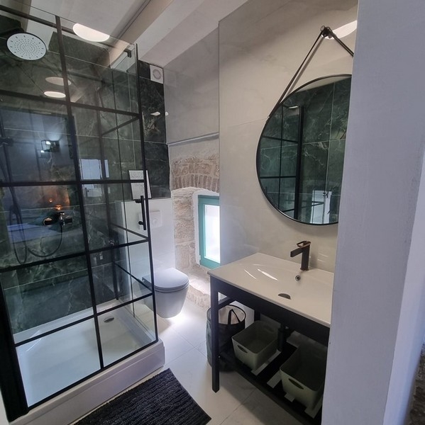 Łazienka z oknem i dużym prysznicem