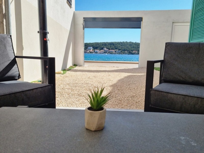 Odnowiony dom dalmatyński w pierwszym rzędzie do morza - Nieruchomości w Chorwacji