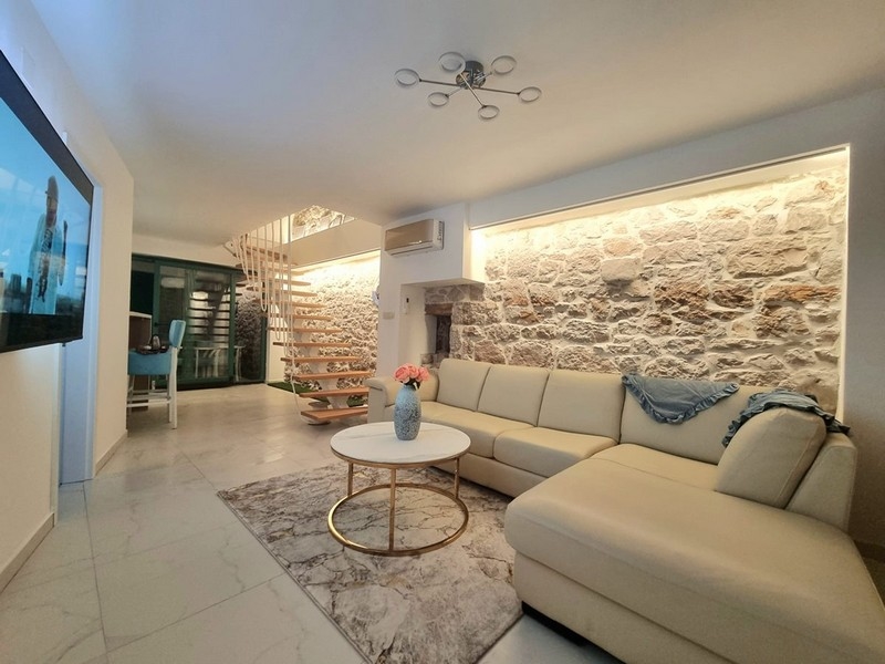 Przytulny salon z dostępem do kuchni