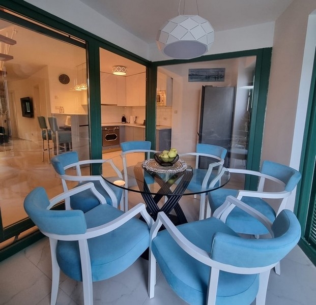 Zadaszony taras z wyjściem z kuchni