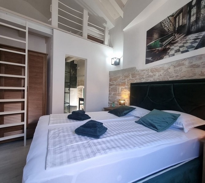 Jasna sypialnia, w pełni umeblowana