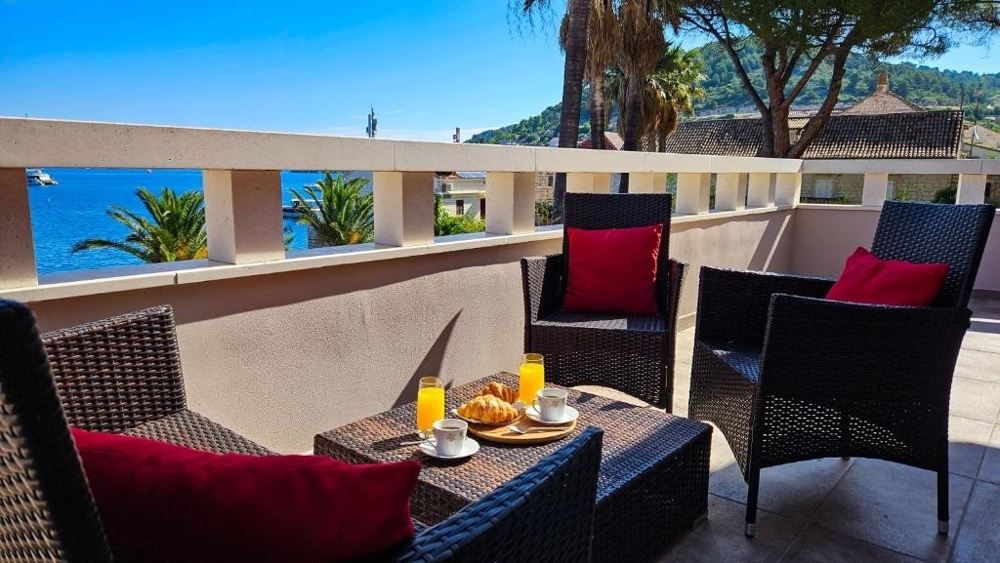 Przytulny salon z nowoczesną kuchnią, stołem jadalnym i sofą, szachownicą na stoliku kawowym - Willa na sprzedaż Chorwacja H2846