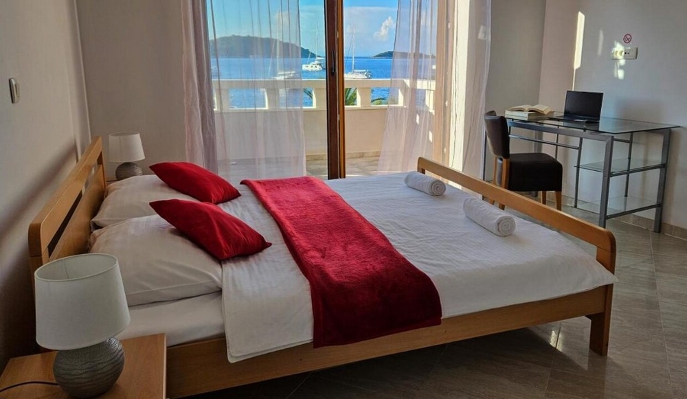 Nowoczesna łazienka z wanną, jasnymi płytkami i grafiką ścienną - Nieruchomości Chorwacja H2846