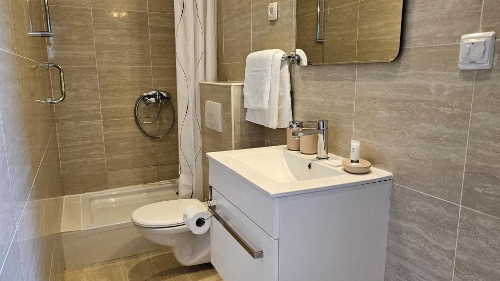 Łazienka z oknem i prysznicem