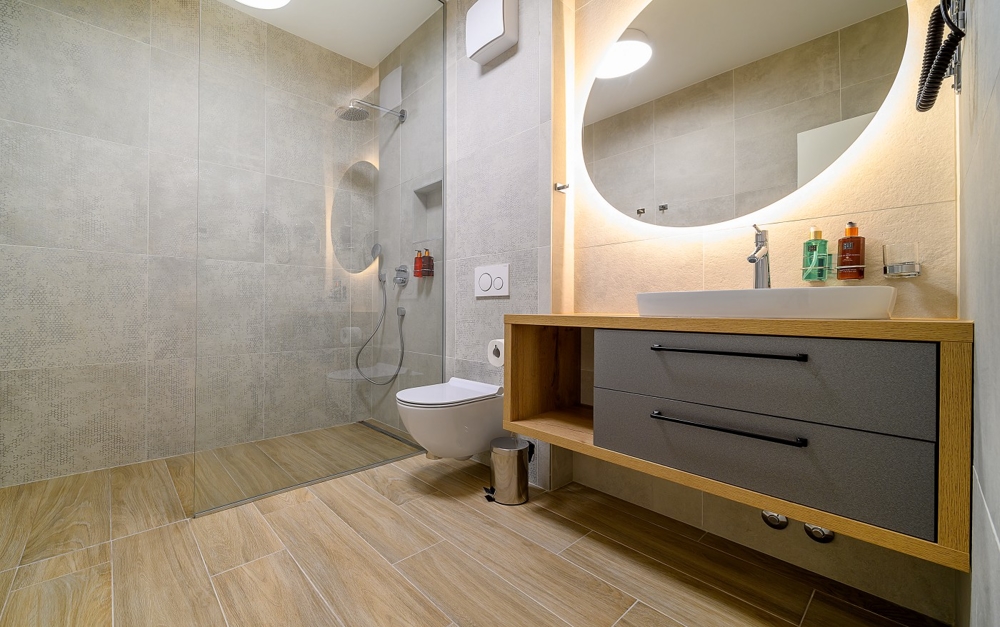 Nowoczesne łazienki z dużym prysznicem lub wanną