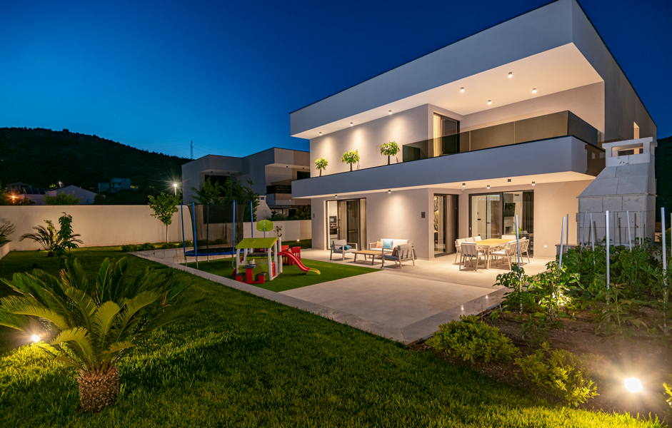 Duży ogród z placem zabaw i widokiem na morze - Nieruchomości Chorwacja H2847