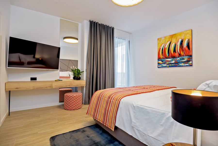 Przestronna przestrzeń mieszkalna z dużymi oknami