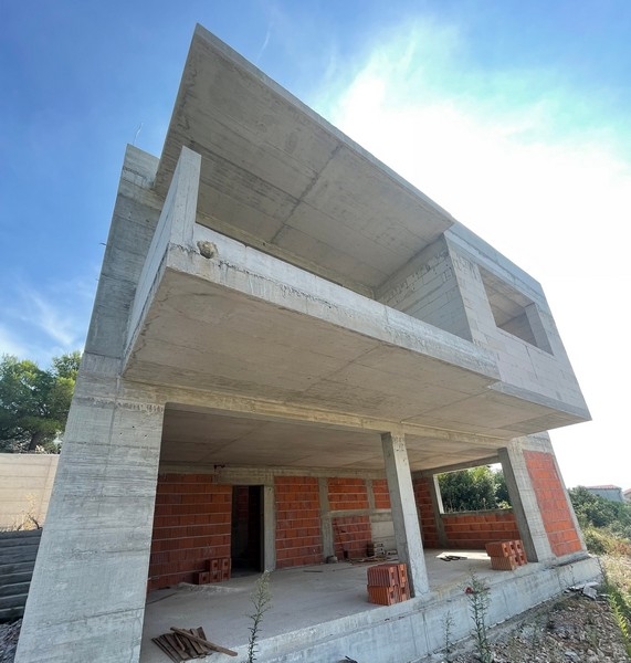 Nowoczesna skorupa z dużą przestrzenią mieszkalną