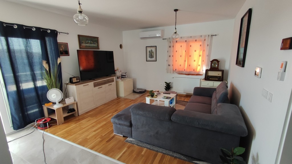 Jasny i zachęcający salon w nowo wybudowanym domu w Vodicach, idealny do zakupu w Chorwacji.