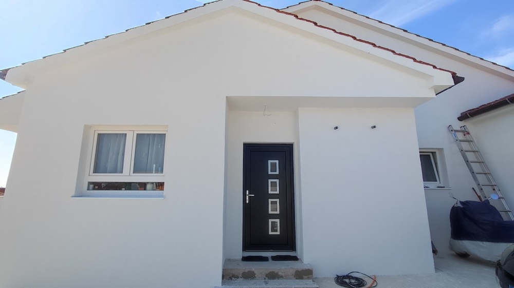 Strefa wejściowa nowoczesnego domu w Vodicach w Chorwacji o minimalistycznym wystroju, dostępna do zakupu.