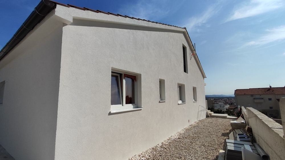 Widok z boku domu jednorodzinnego w Vodicach z widokiem na Morze Adriatyckie, na sprzedaż w Chorwacji.