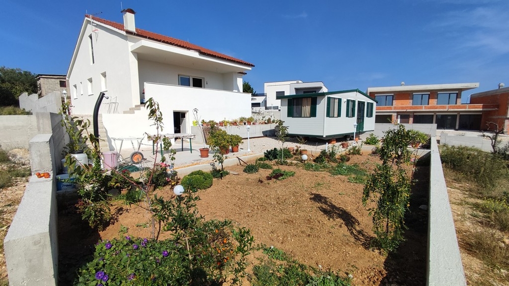 Na sprzedaż zadbany ogród i budynki gospodarcze domu jednorodzinnego w Vodicach w Chorwacji.