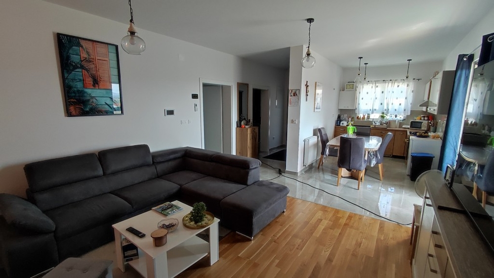 Widok wnętrza salonu z nowoczesnym wyposażeniem w domu na sprzedaż w Vodicach w Chorwacji