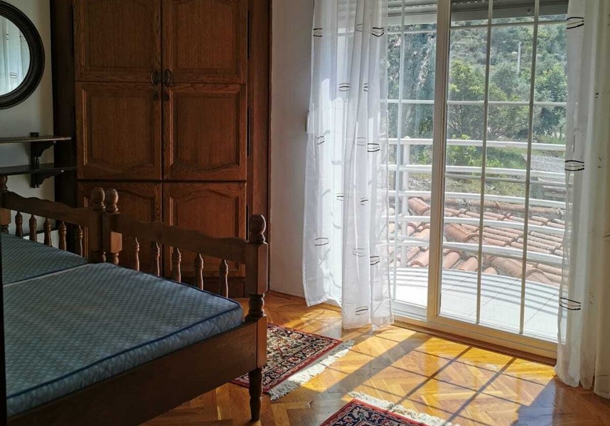 Korytarz na piętrze z tradycyjnym wyposażeniem w nadmorskim domu w Chorwacji.