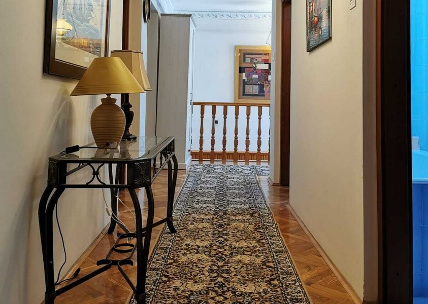 Nowoczesna łazienka z kabiną prysznicową w nadmorskim domu w Chorwacji.