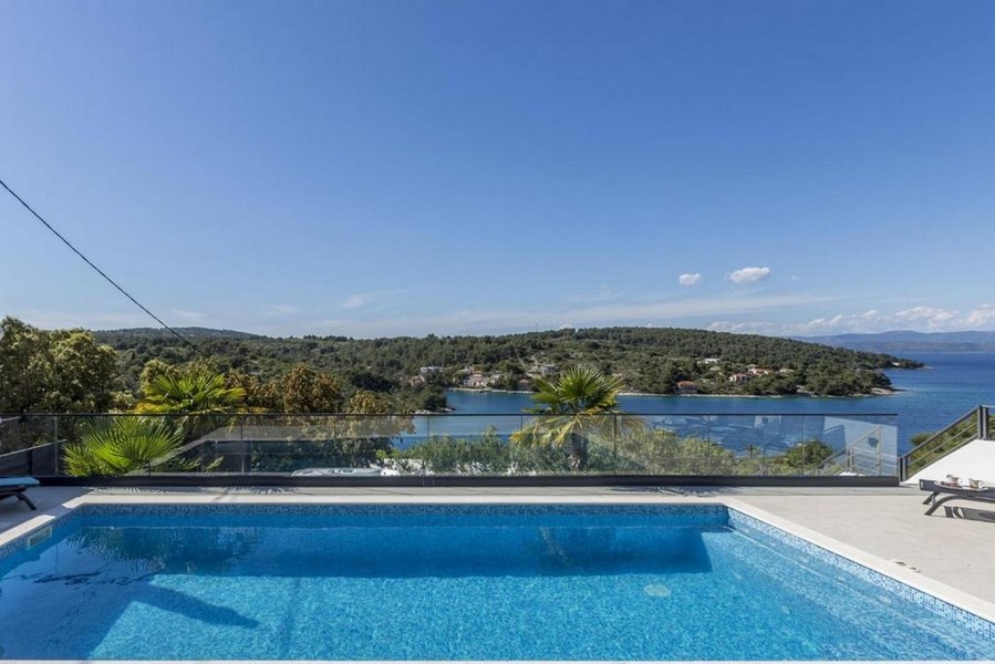 Basen typu infinity z widokiem na chorwackie wybrzeże - kup willę w Panorama Scouting.