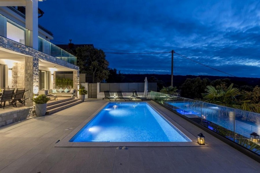 Nocny widok na oświetlenie basenu willi w Chorwacji - Panorama harcerska.
